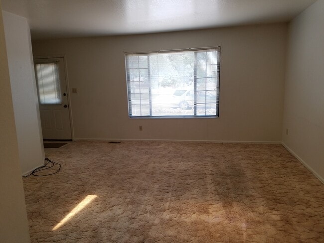 Building Photo - 2 bedroom 1 bath