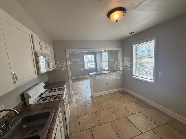 Building Photo - 3633 N Lloyd Cir