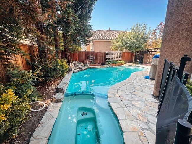 Building Photo - Home in Pleasanton Available!