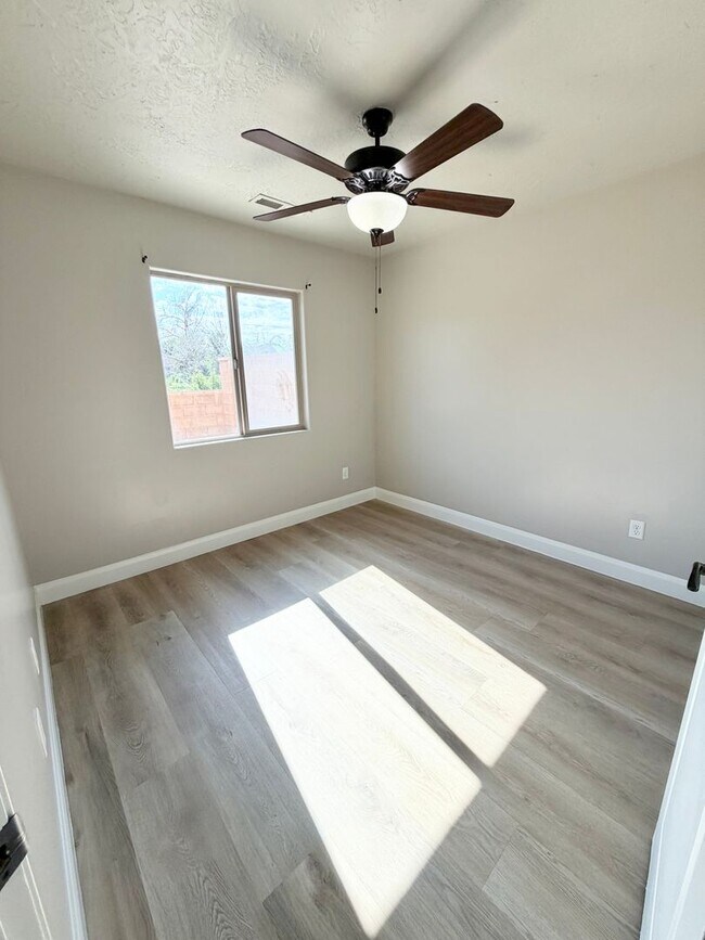 Building Photo - 355 W 200 S