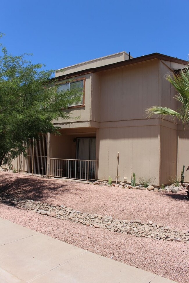 Building Photo - Scottsdale Condo
