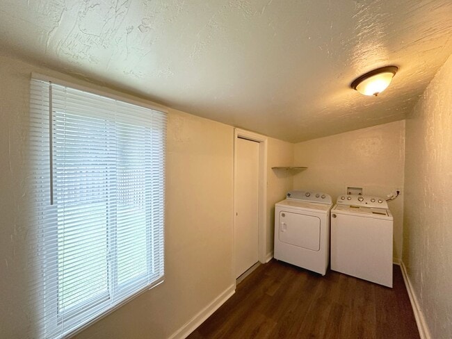 Building Photo - Cozy 2 Bedroom, 1 Bathroom House