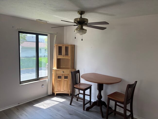 Building Photo - 250 Deepwood Dr