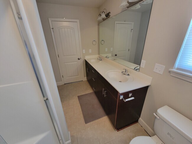 Building Photo - 9318 N Robinhood Ave