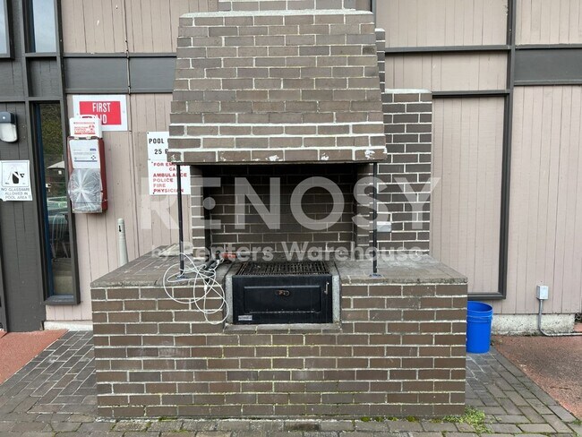 Building Photo - 1425 S Puget Dr