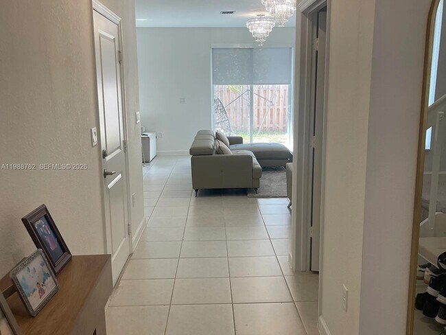 Building Photo - 728 SE 14th Ct