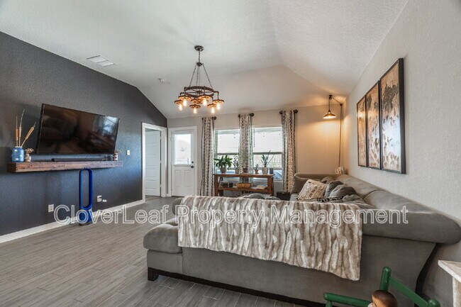 Building Photo - 804 Shrike Ln