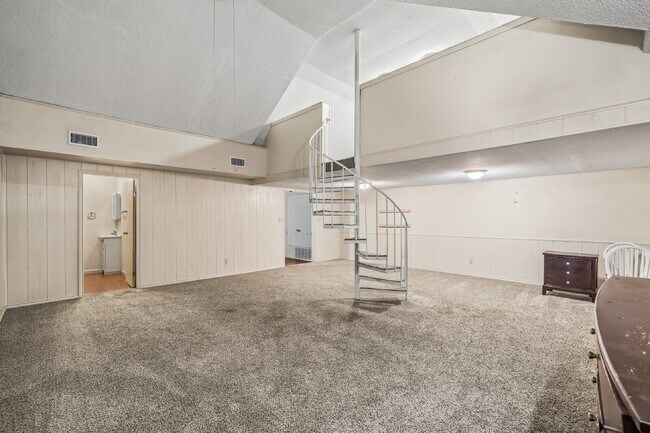 Building Photo - Large Efficiency w/ Loft, Minutes from TTU & Medical District