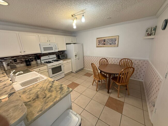 Building Photo - Delightful Turnkey Furnished, 2 bed, 2 Bath Patio Villa available for ANNUAL LEASE