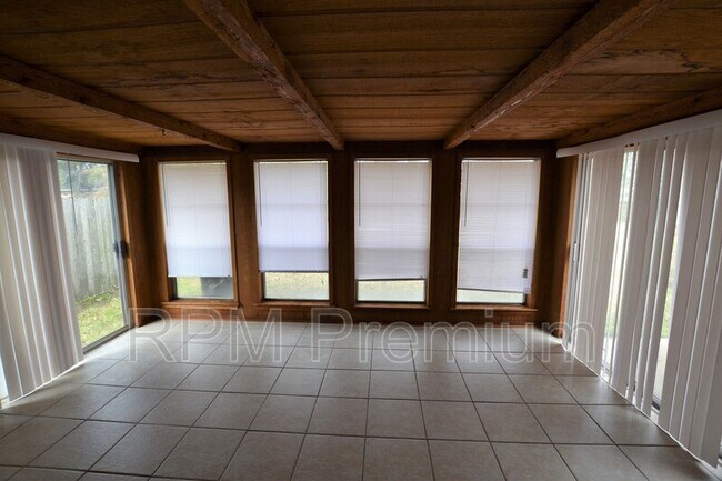 Building Photo - 8255 Queenswood Ct