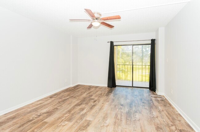 Building Photo - 2900 Cove Cay Dr