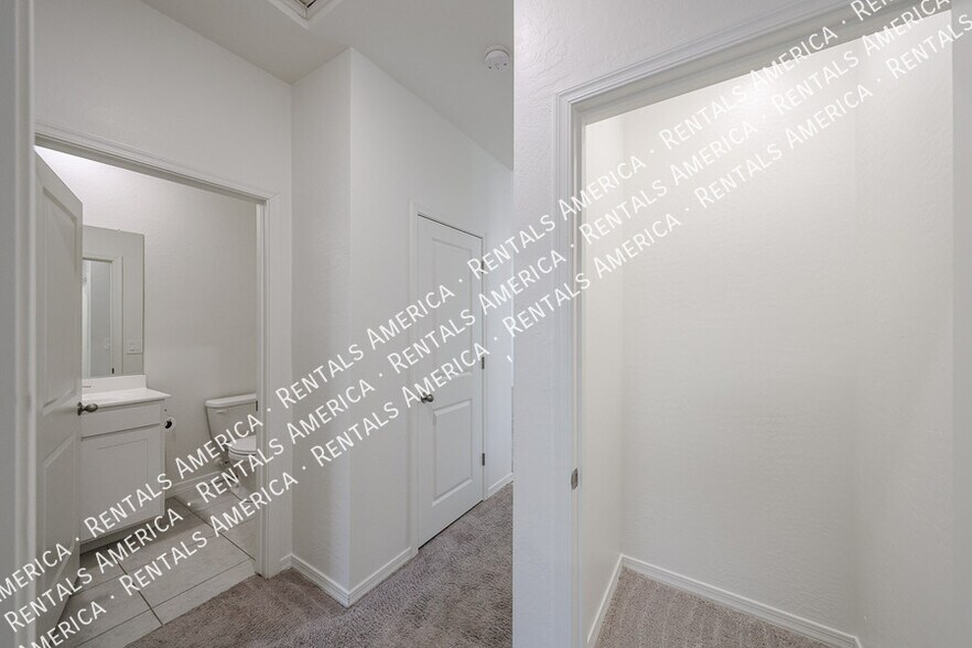 Building Photo - 5720 W Sunrise Dr
