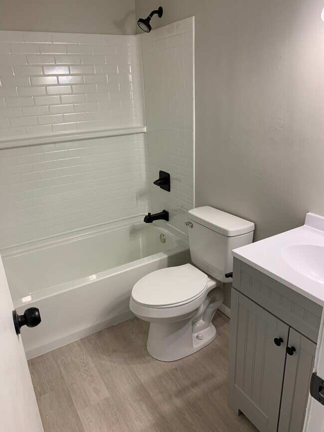 Full Bath - 4018 N Elsie Ave