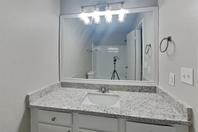 Building Photo - 9214 Palm Shores Dr