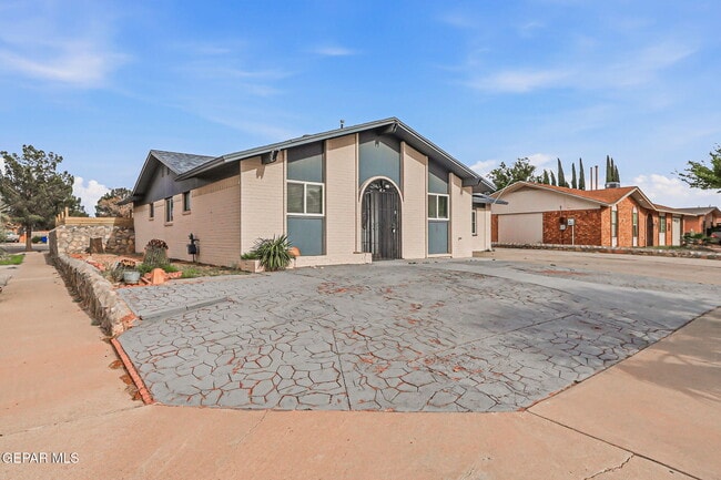 Building Photo - 2624 Lake Victoria Dr