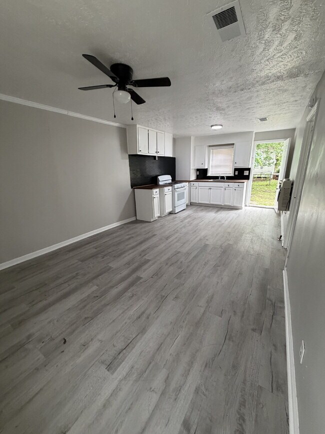 Building Photo - 2/1 in Pearl for $1075!