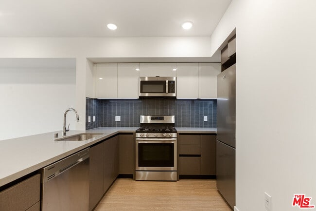 Building Photo - 837 S Harvard Blvd