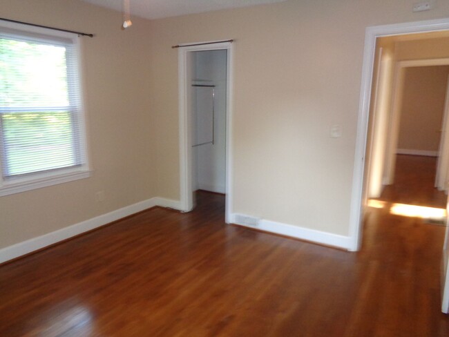 Building Photo - 2-bedroom House off Country Club (interior...