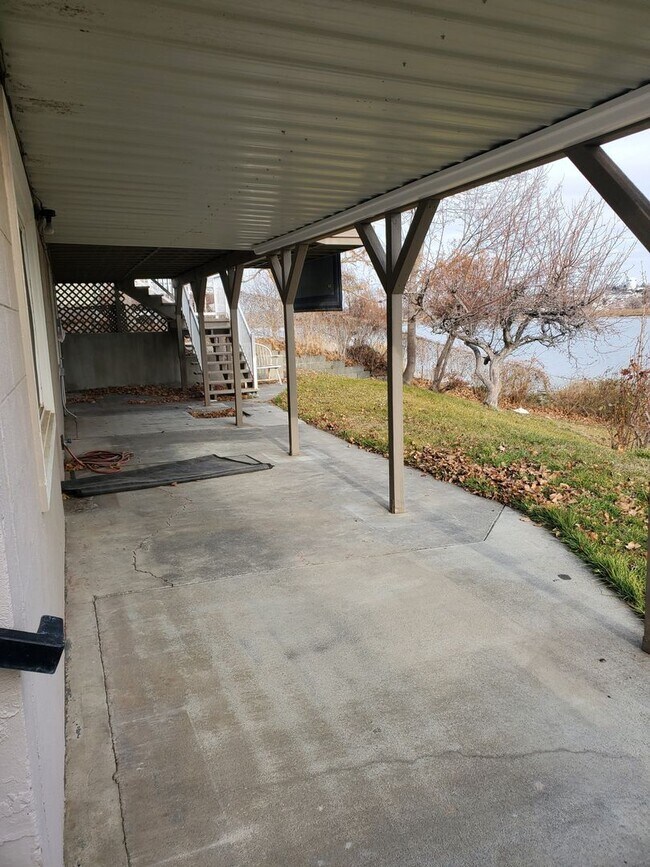 Building Photo - 2 Bedroom 1 Bath Lakefront w/all utilities and lawn care included