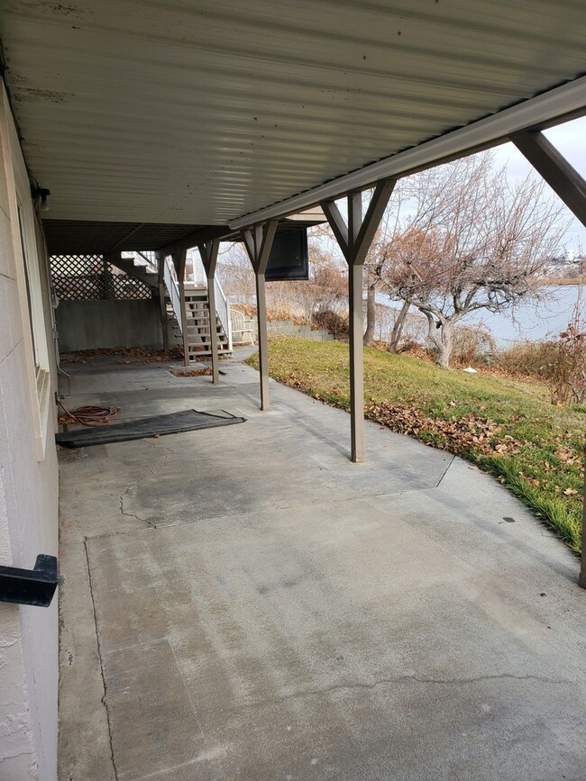 Building Photo - 2 Bedroom 1 Bath Lakefront w/all utilities...