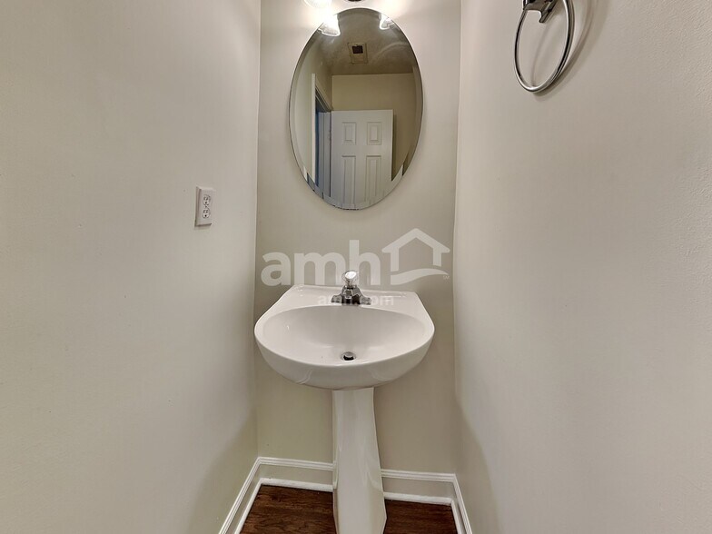 Building Photo - 4945 Hopewood Ln