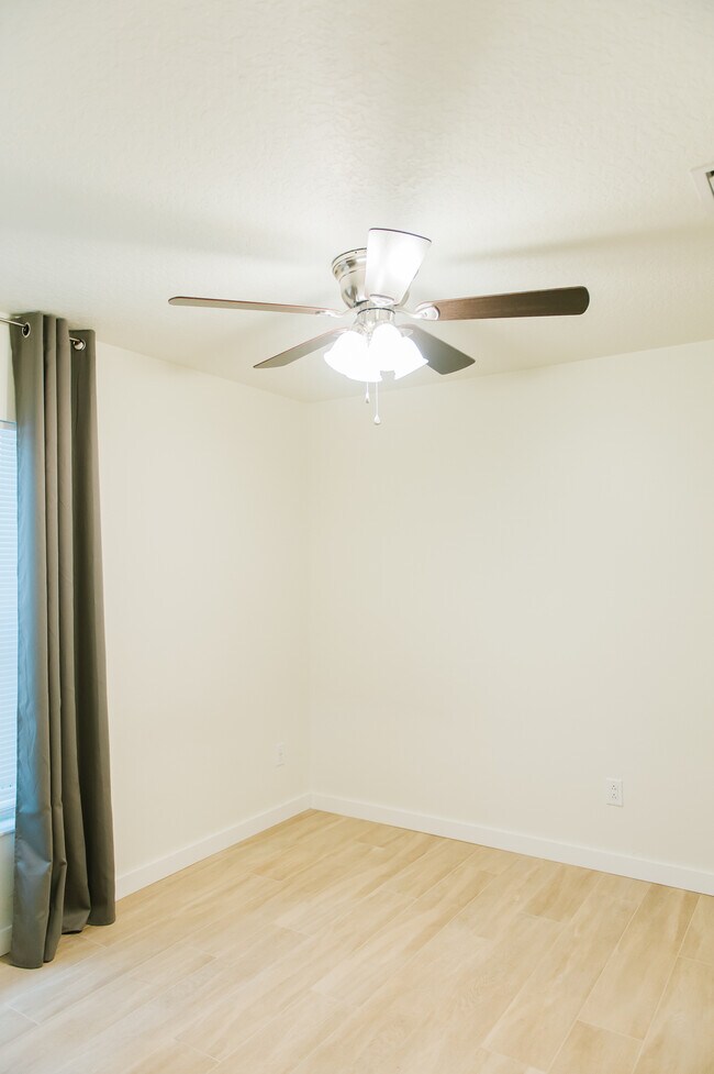Building Photo - 208 Grande Lake Dr