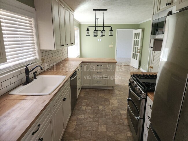 Building Photo - 1220 Woodmont Dr