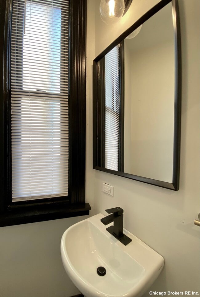 Building Photo - 411 W Belden Ave