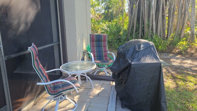 Building Photo - 202 Pinebrook Dr