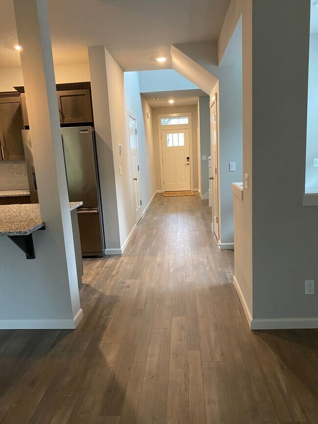 Building Photo - AVAILABLE NOW!!! 4BD/3BA - Pet friendly + Fenced Yard & Washer/Dryer Included - Great South Locat...