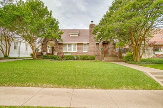 Building Photo - Darling English Tudor style home in the heart of the University District near TCU!