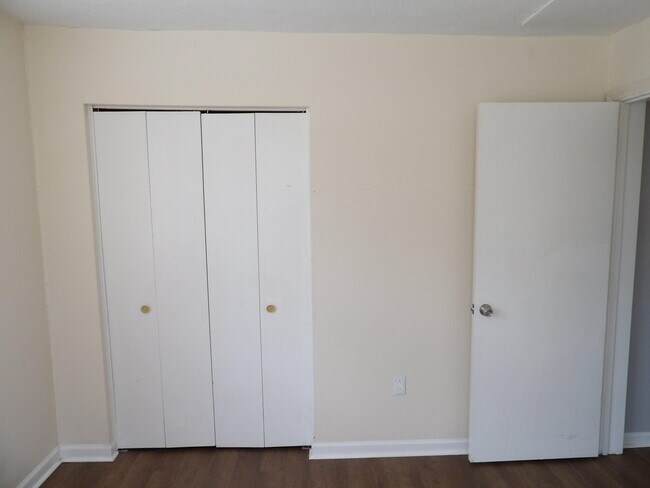 Building Photo - 902 Plaza Dr