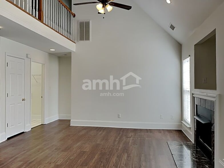 Building Photo - 3437 Continental Dr