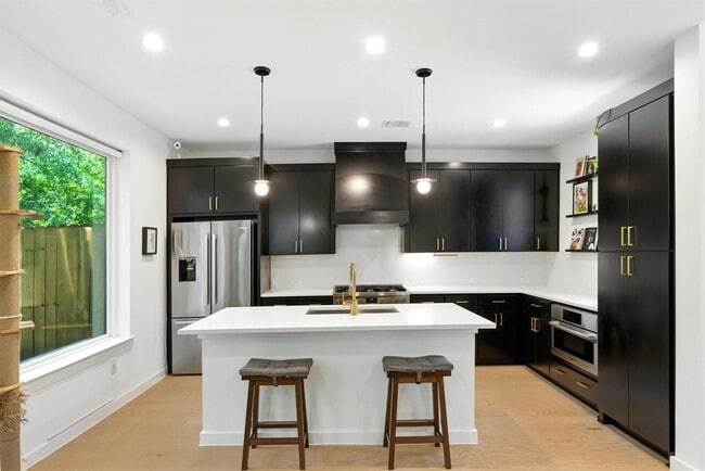 Building Photo - 4614 Englewood Dr