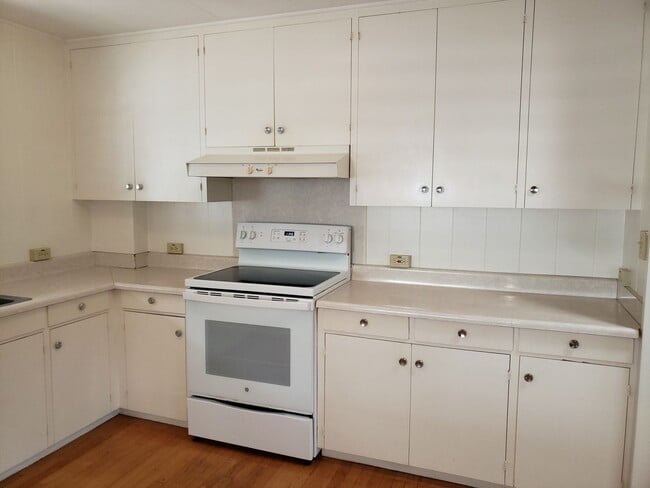 Building Photo - L750ach (REOM)