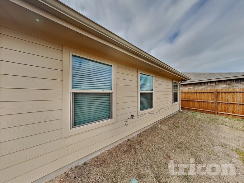 Building Photo - 324 Foxhunter St