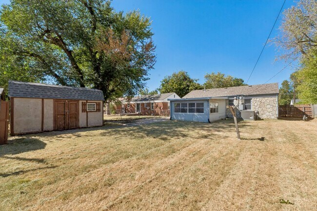 Building Photo - 224 E Myrtle Ln