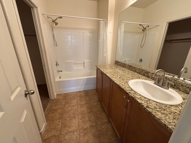 Building Photo - GUARD GATED 3 BED 2.5 BATH 2 CAR GARAGE TOWNHOUSE w/ 3 FLOORS