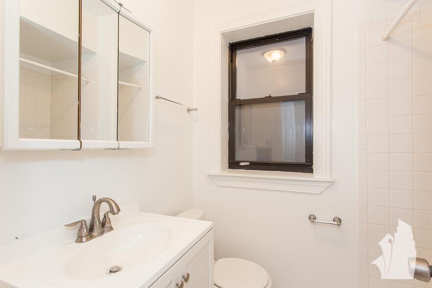 Building Photo - 838 W Wolfram St