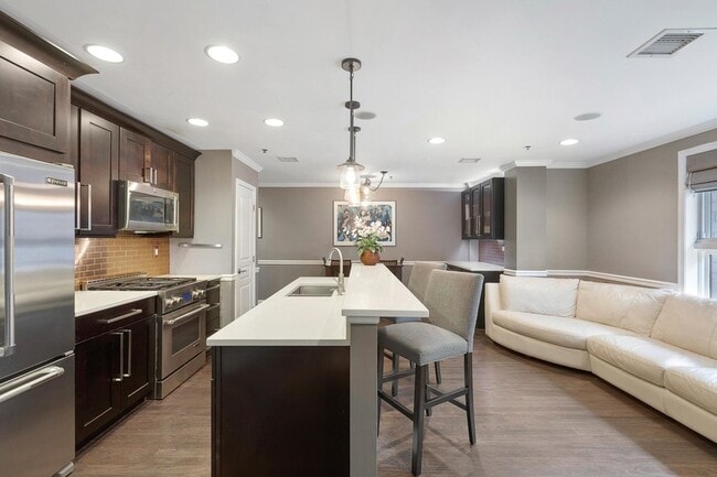 Building Photo - 1331 Grand St