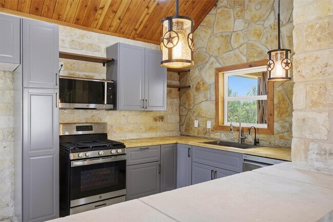 Building Photo - 520 Matzig Cove