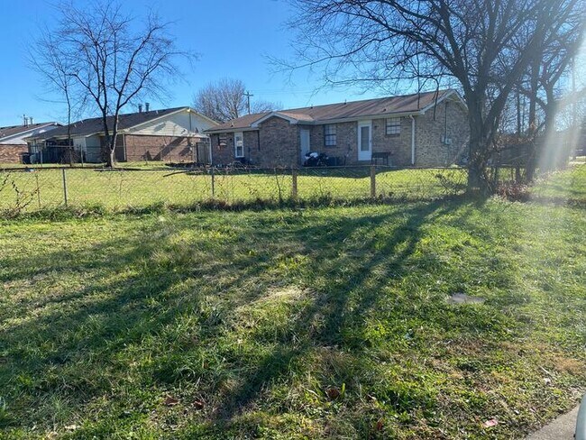 Building Photo - Renovated East Nash Duplex!