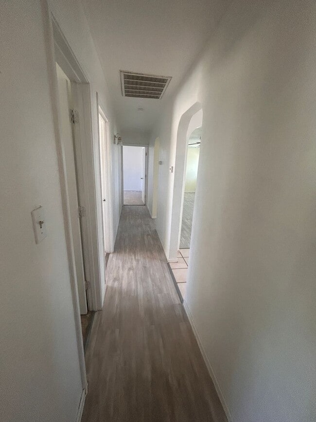 Building Photo - Move in Ready in  Hanford 3 bedroom, 1 bath with large yard!
