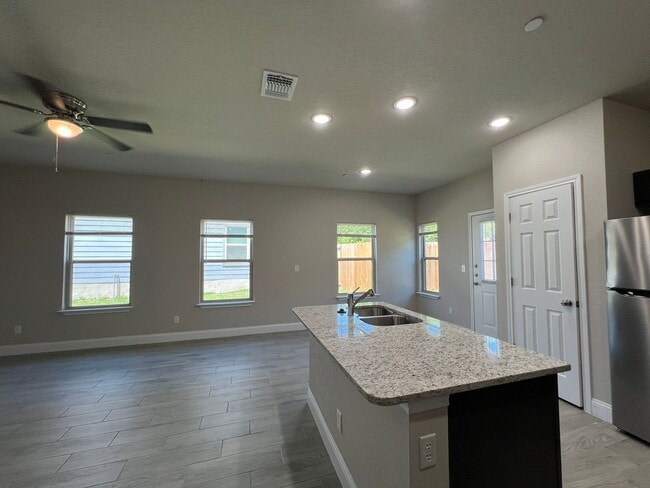 Building Photo - 3-bedroom, 2.5-bathroom townhome in Live Oak!