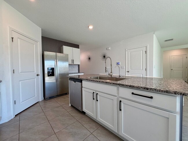 Building Photo - Beautiful 4 bed/3 bath 2 story!