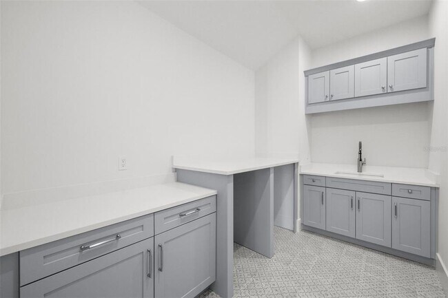 Building Photo - 5024 W Dickens Ave
