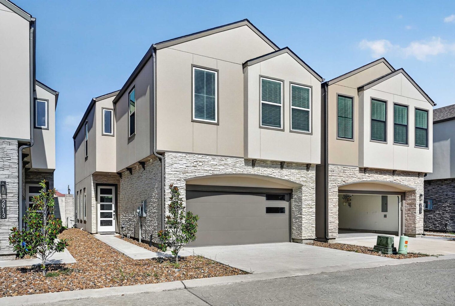 Building Photo - 2926 El Fenice Ln
