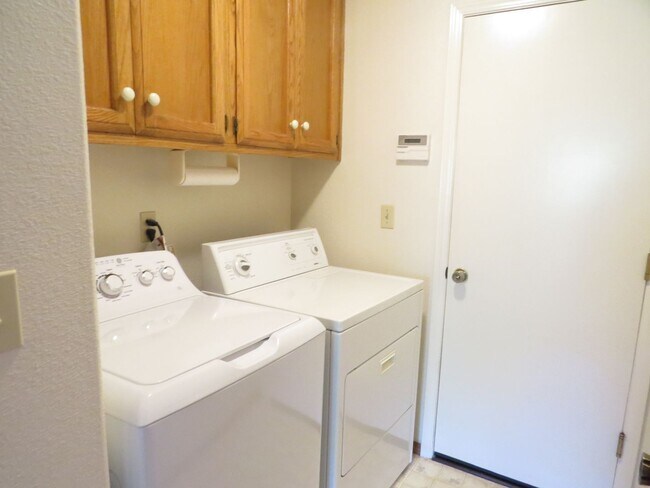 Building Photo - Fabulous Find!