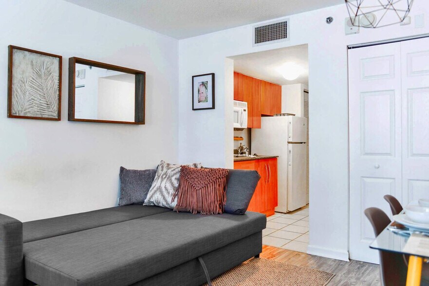 Building Photo - 1 SE 12th St