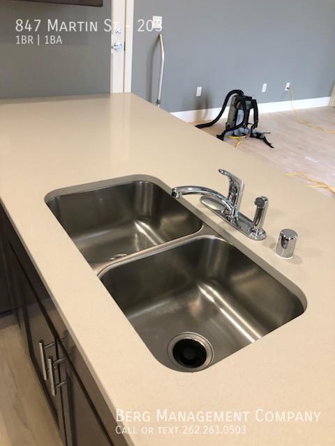 Building Photo - 847 Martin St